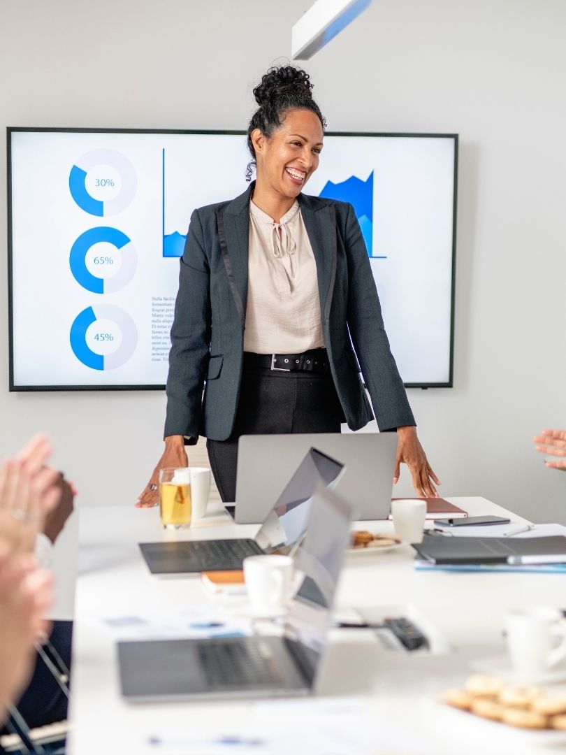 Managerin hält selbstbewusst eine Präsentation